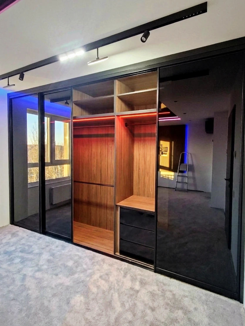 Garderoba przesuwna otwarta