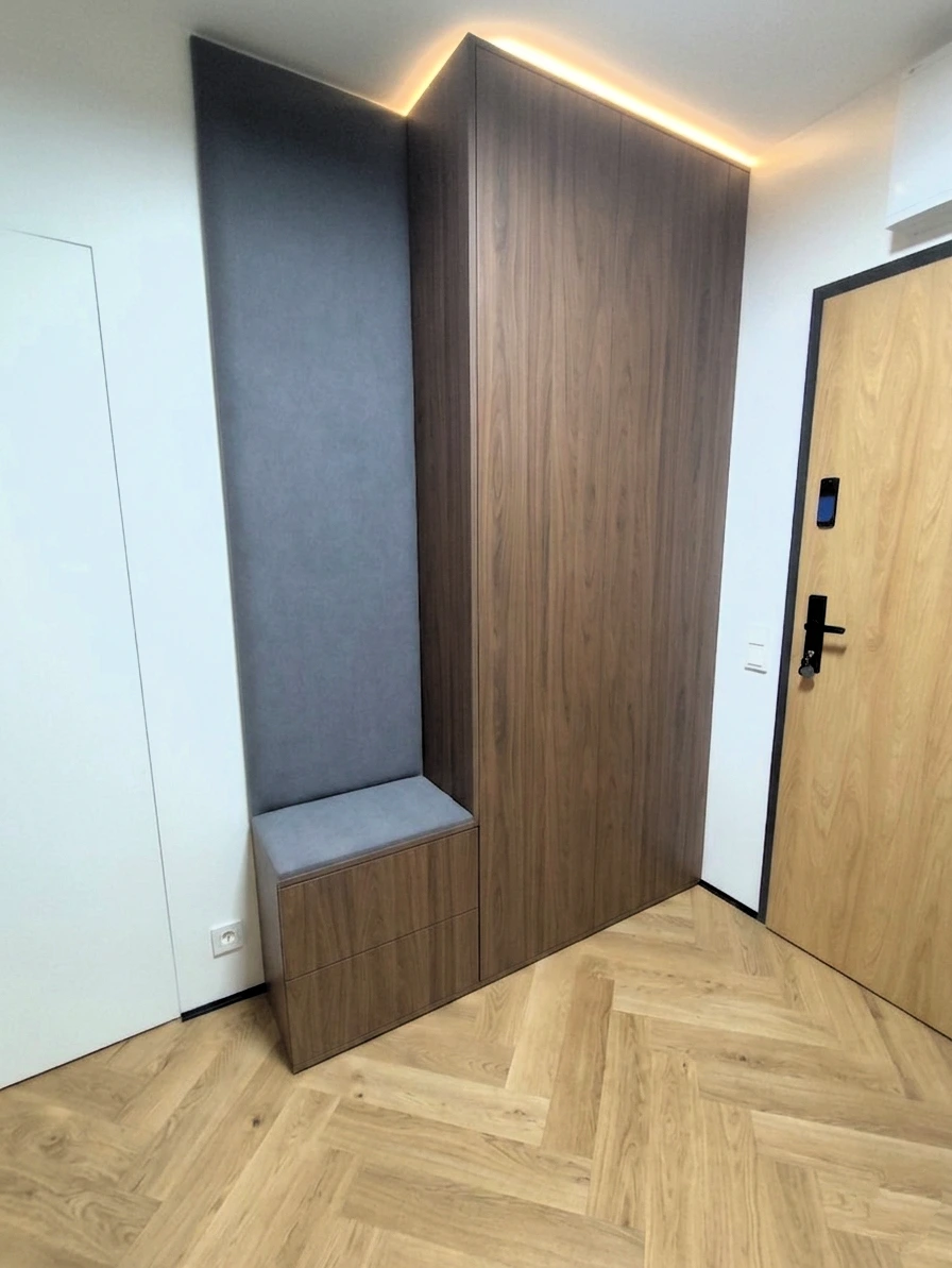 Szafa z panelem tapicerowanym