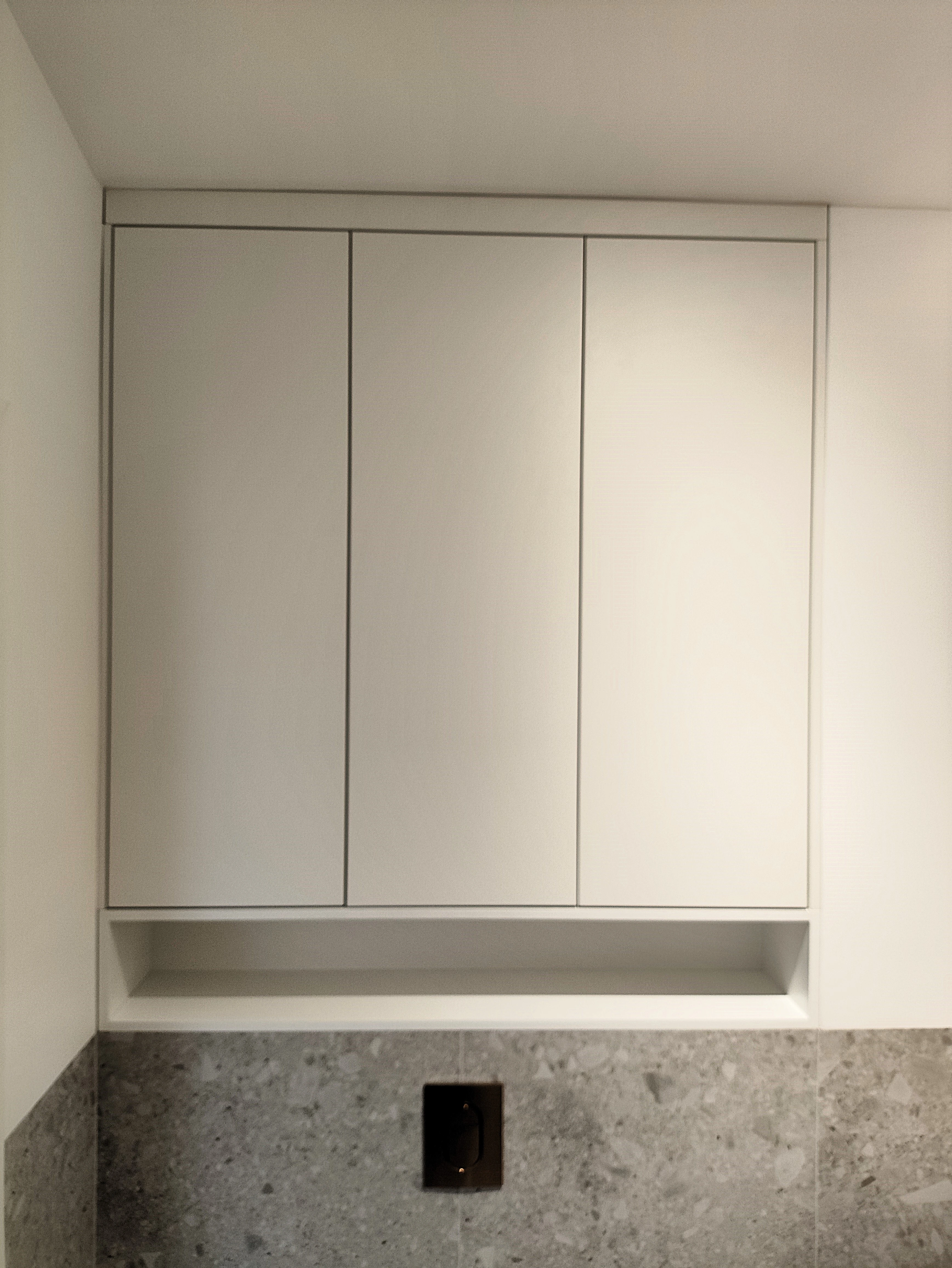 Szafka nad geberitem lakier