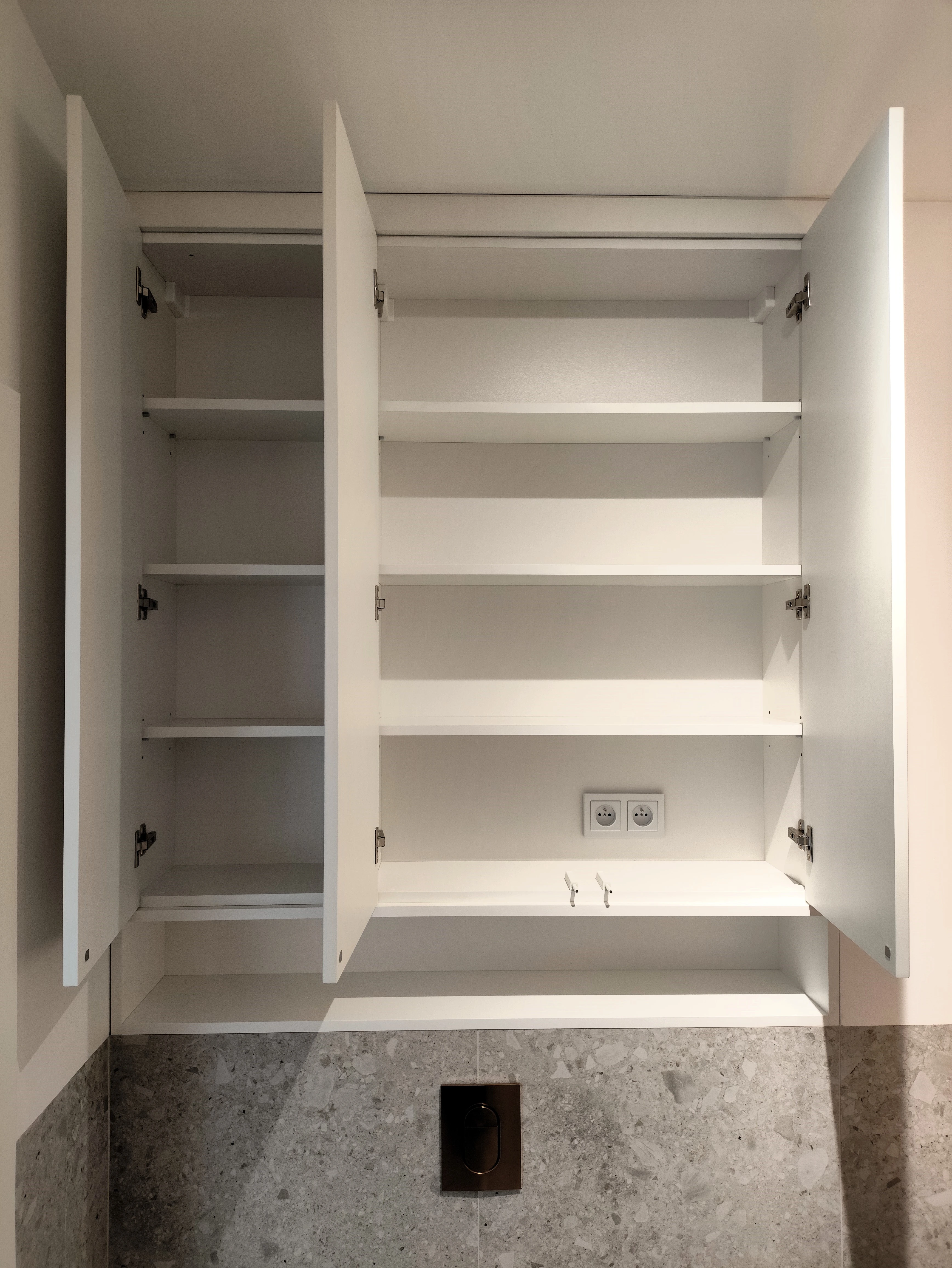 Szafka nad geberitem lakier otwarta