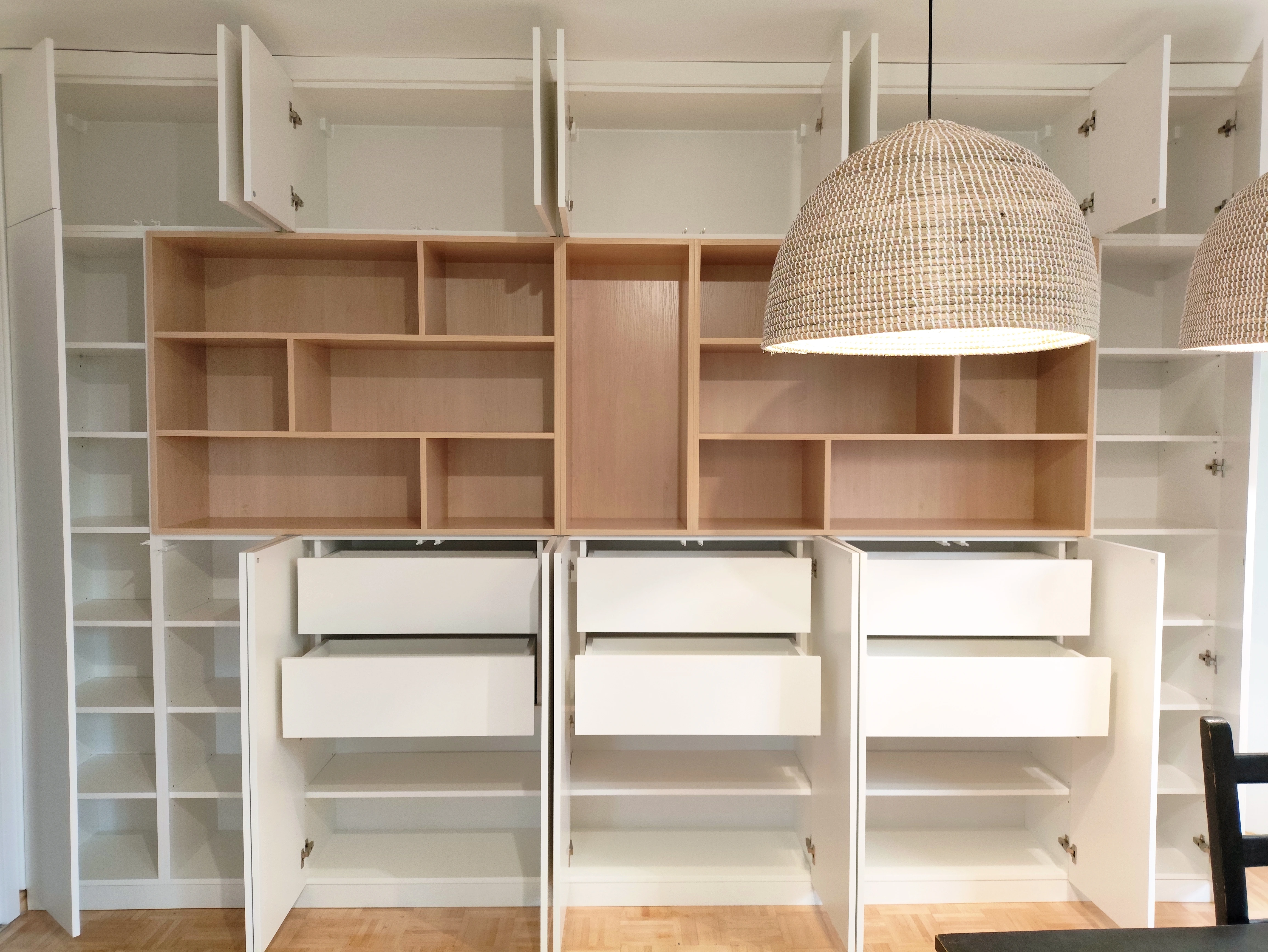 Regał z biblioteczką otwarty