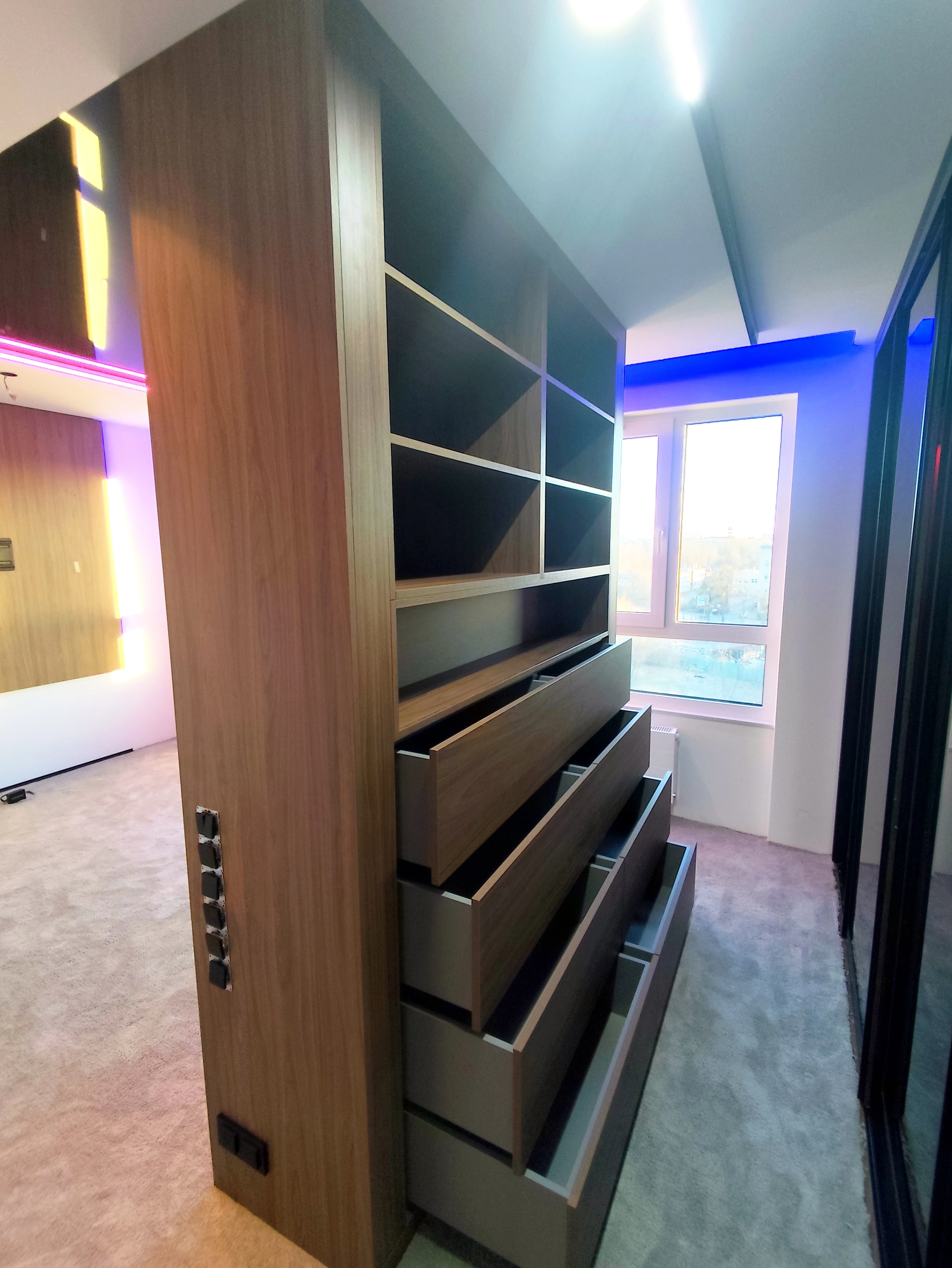 Szafa przy łóżku — tył otwarty