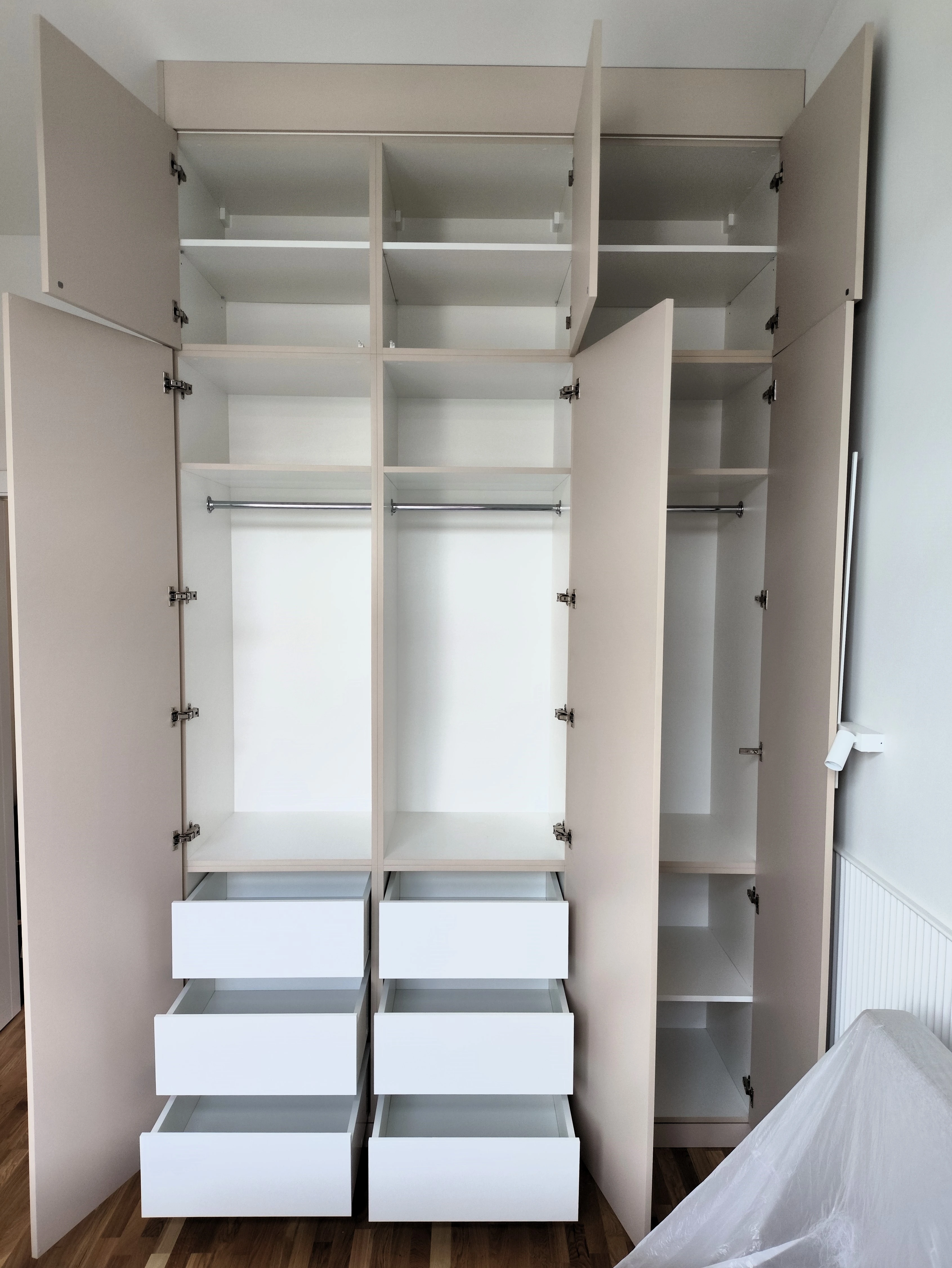 Szafa wysoka 3m otwarta