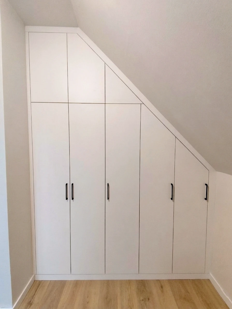 Nowoczesna biała szafa pod skosem na wymiar okucia Wrocław