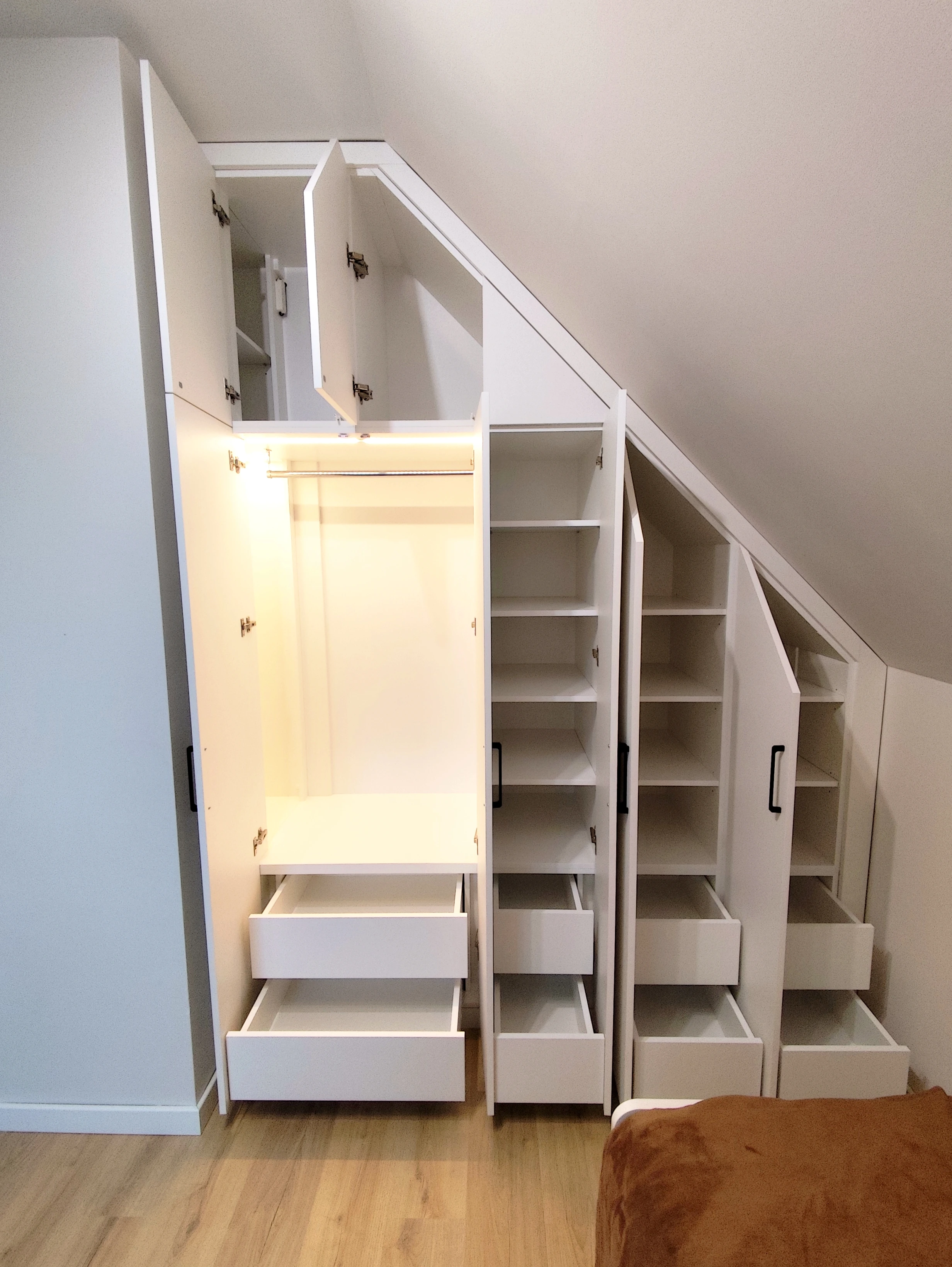 Szafa pod skosem biała otwarta