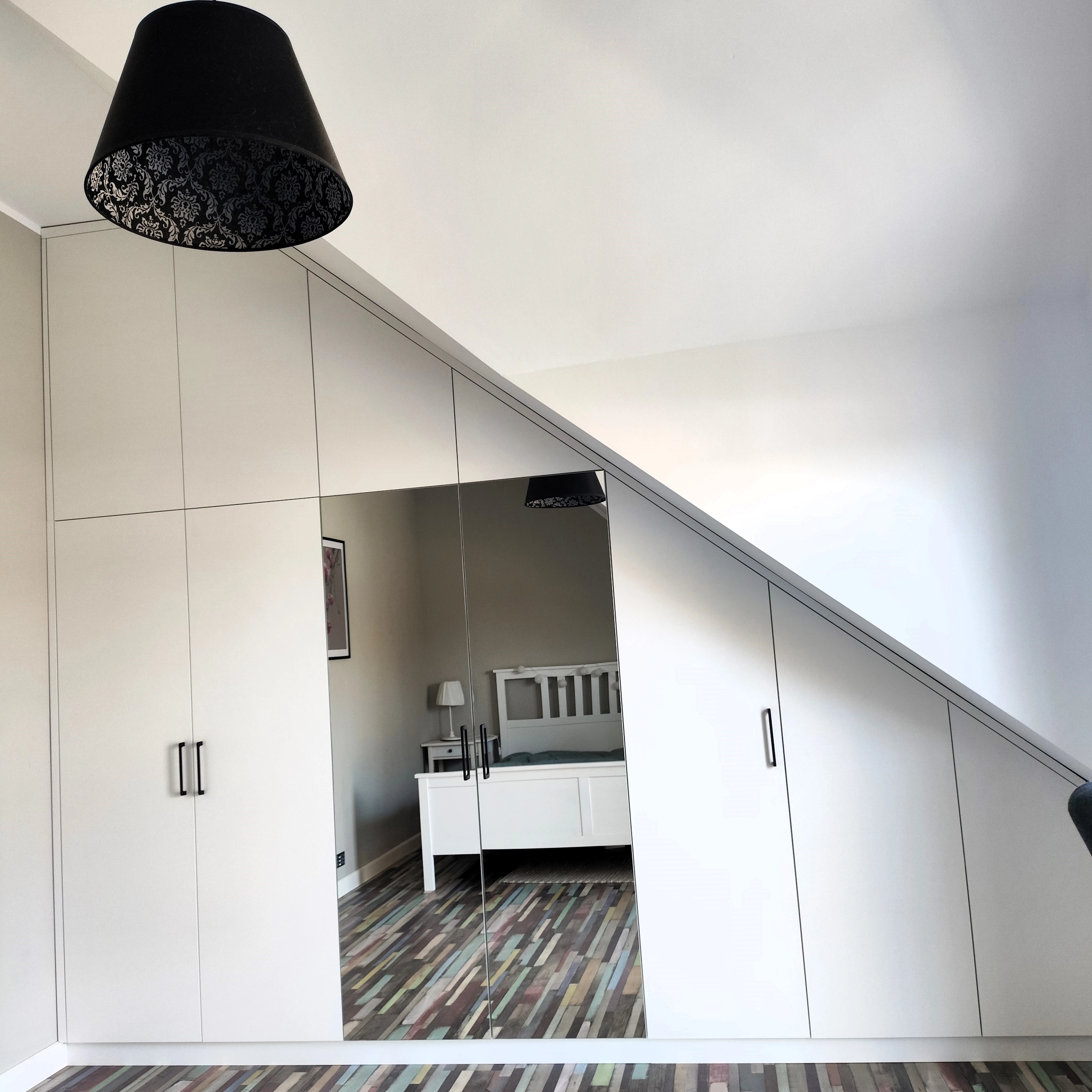 Szafa pod skosem z lustrem