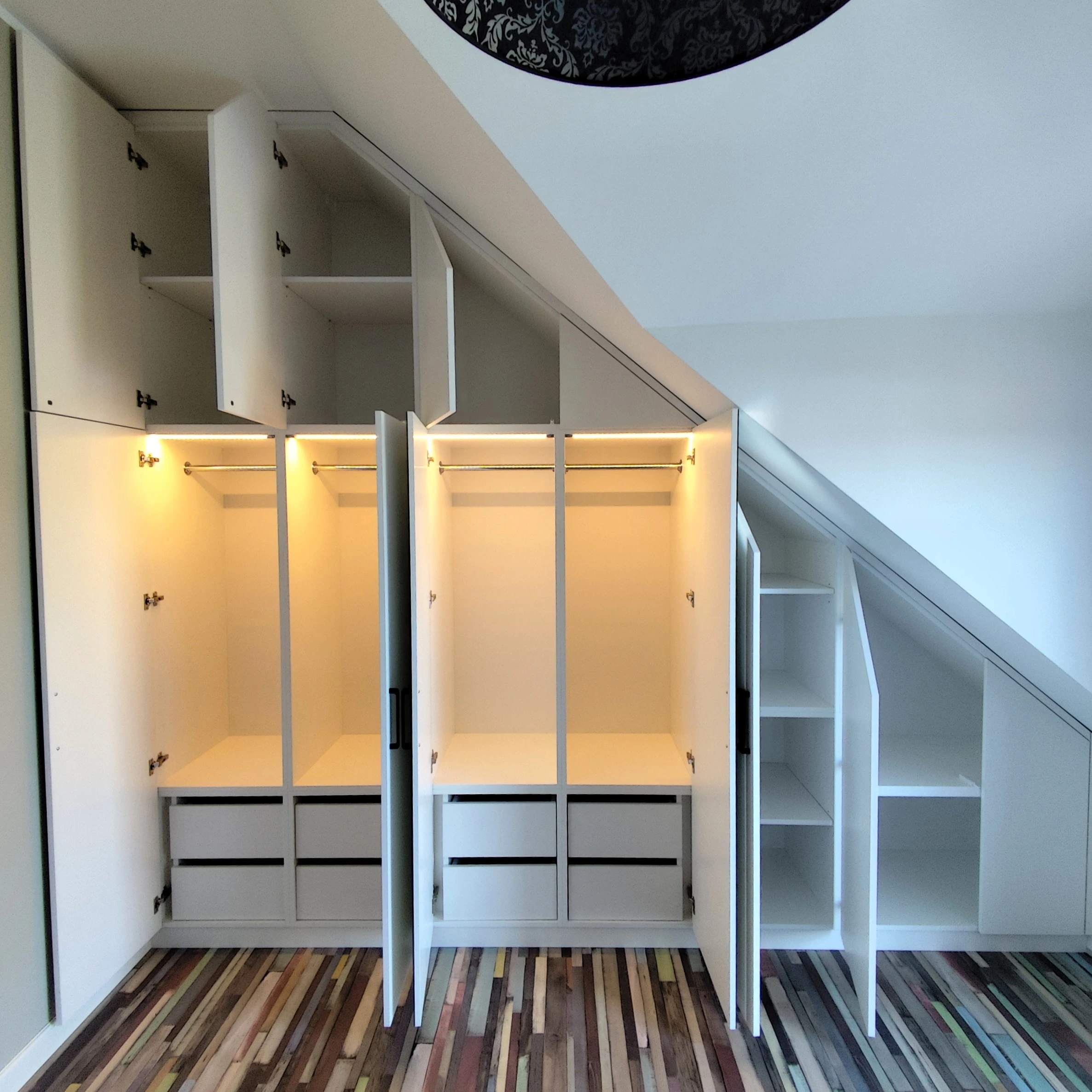 Szafa pod skosem z lustrem otwarta